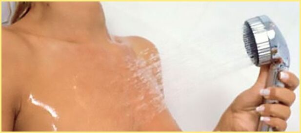Massage aquatique de la poitrine avec douche