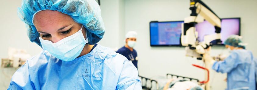 Chirurgiens qui pratiquent la chirurgie plastique pour l'augmentation mammaire