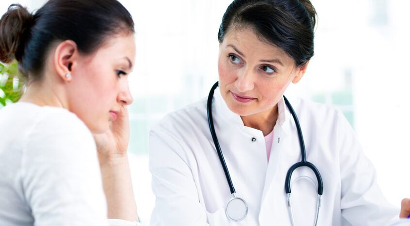 Un médecin conseille une patiente sur les indications d’une mammoplastie d’augmentation mammaire.