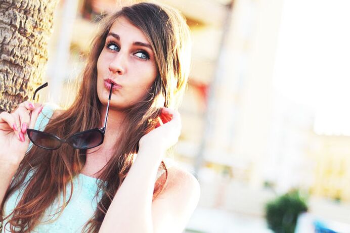 Une fille se demande si elle doit subir une chirurgie plastique pour une augmentation mammaire.